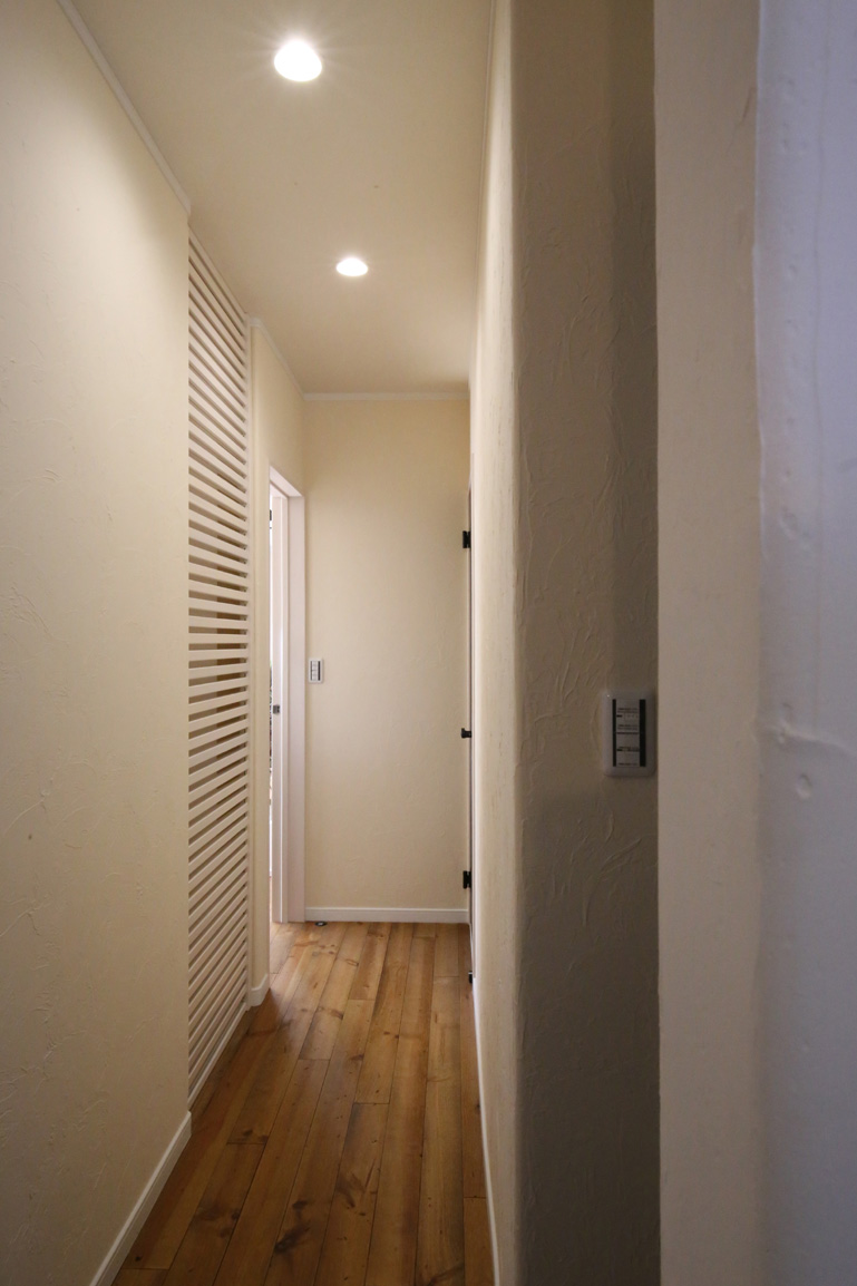1階廊下、左側の壁の格子の後ろにクール暖パネルが設置されている